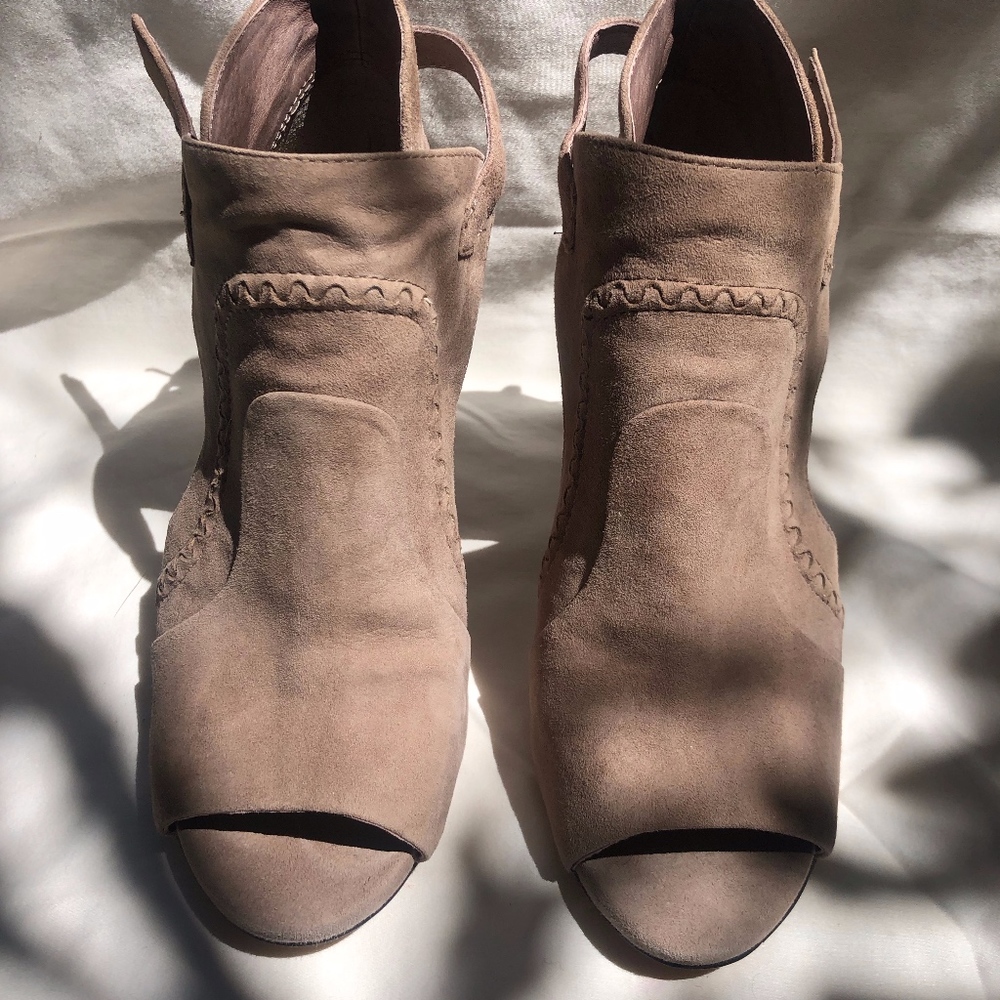 Beige/Taupe suede Vince Camuto heels size 5.5